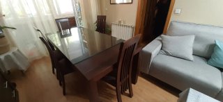 Mesa de comedor de cristal y madera