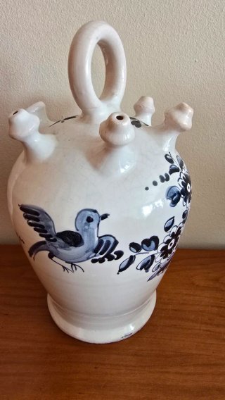 Botijo blanco y azul esmaltado