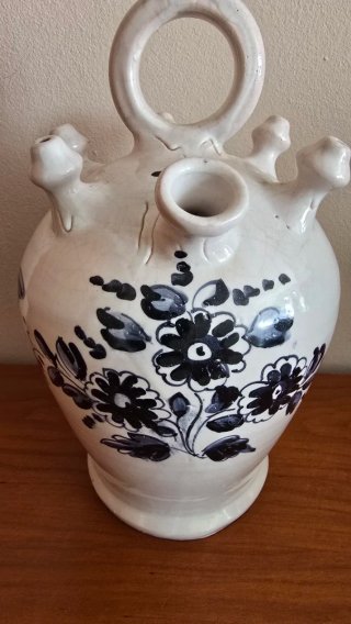 Botijo blanco y azul esmaltado