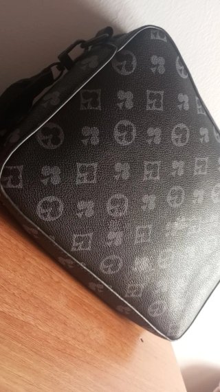 Riñonera negra con estampado