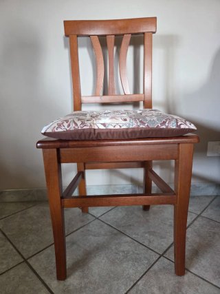 Sedie in legno con cuscino fantasia