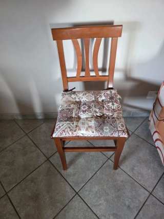 Sedie in legno con cuscino fantasia