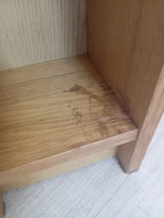 Estantería de madera estrecha
