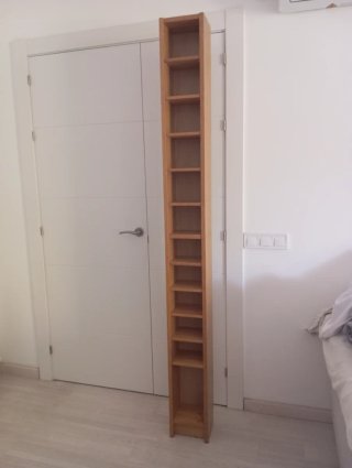 Estantería de madera estrecha