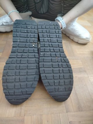 Deportivas grises con cordones blancos