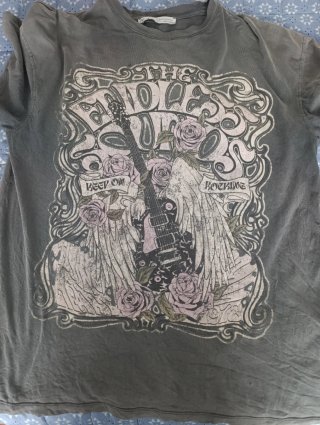 Camiseta Bershka Rock Guitarra Flores