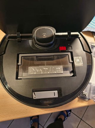 Robot aspirapolvere e lavapavimenti DEEBOT