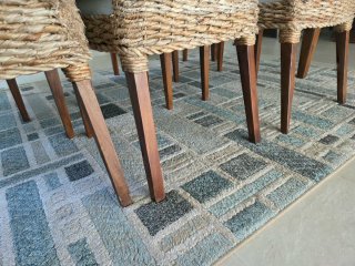 Alfombra de tela beige y azul. 2x3m