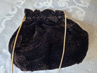 Bolso de fiesta negro con detalles dorados