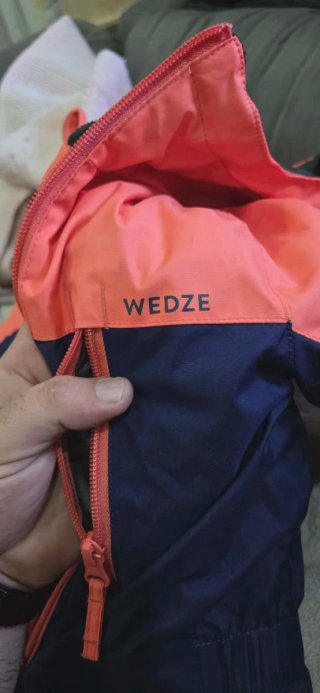 Traje de nieve azul y naranja
