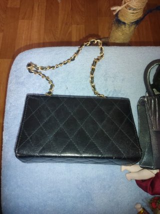 Bolso tipo Chanel negro y dorado