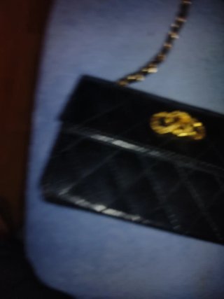 Bolso tipo Chanel negro y dorado