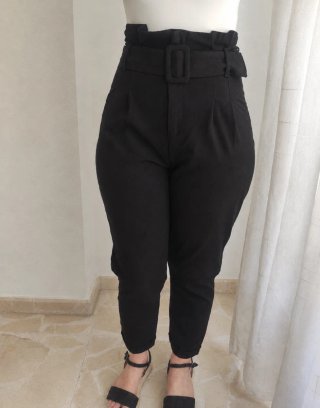 Pantalón negro con cinturón