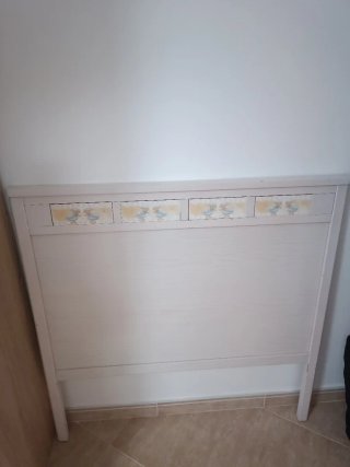 Cabecero de madera blanco con dibujos