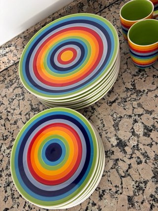 Set de platos y cuencos y tazas multicolor