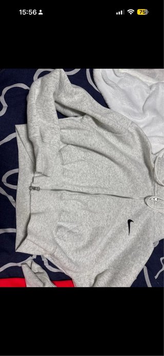 Chaqueta Nike gris con cremallera