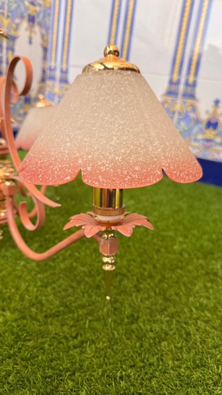 Lámpara de 3 luces dorada y rosa.