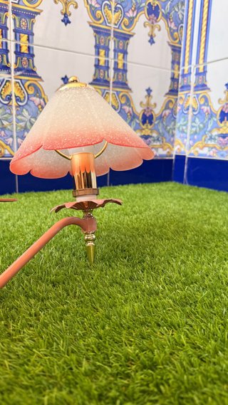 Lámpara de 3 luces dorada y rosa.