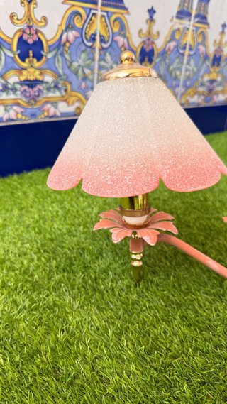 Lámpara de 3 luces dorada y rosa.