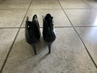 Botines negros tacón alto peep toe