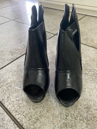Botines negros tacón alto peep toe