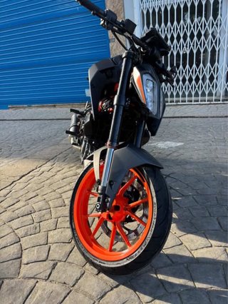 KTM Duke 125 Negra y Naranja