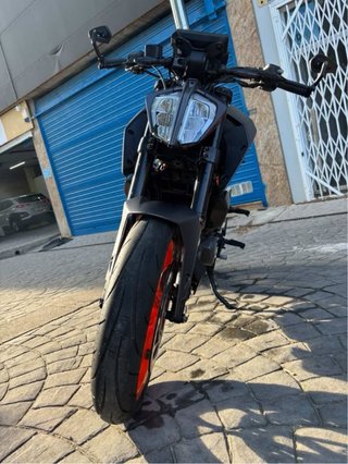 KTM Duke 125 Negra y Naranja