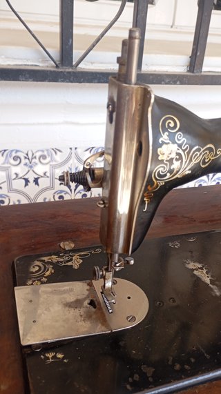 Máquina de coser antigua de madera y metal