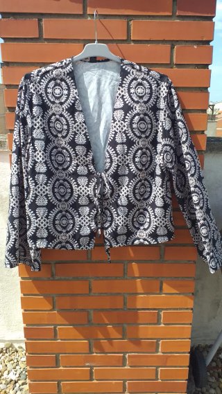 Bolero estampado blanco y negro