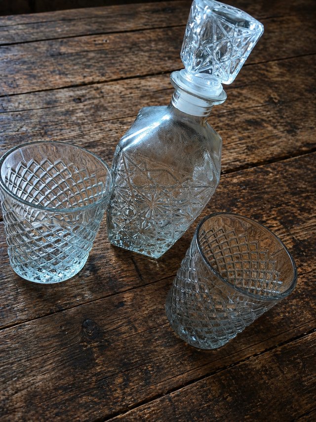 Licorera y vasos de cristal tallado