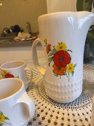 Juego de jarra y tazas de cerámica