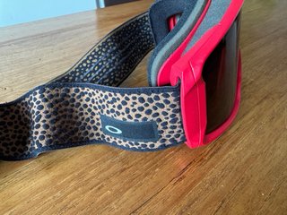 Gafas de esquí Oakley rojas y leopardo