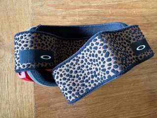 Gafas de esquí Oakley rojas y leopardo