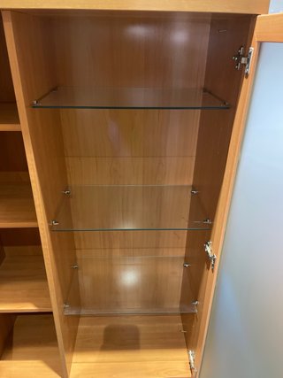 Mueble con vitrina de madera y cristal