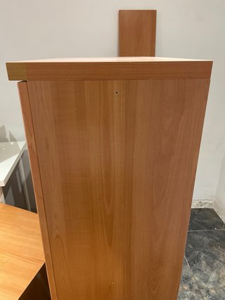 Mueble con vitrina de madera y cristal
