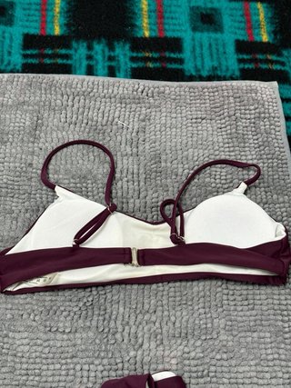 Bikini morado y blanco