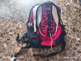 Mochila Negra y Roja