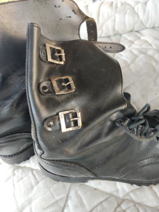 Botas militares negras con hebillas