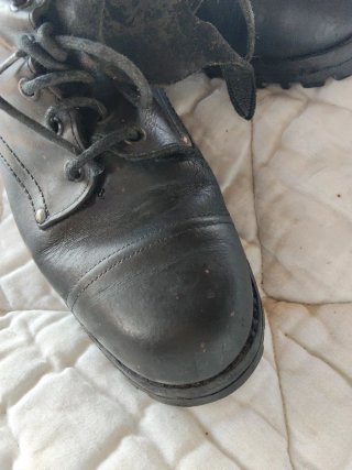 Botas militares negras con hebillas