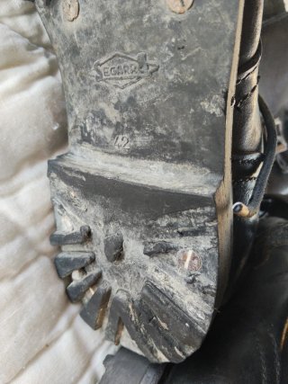 Botas militares negras con hebillas