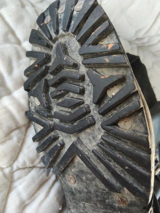 Botas militares negras con hebillas