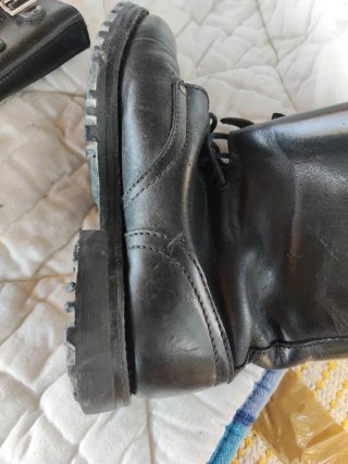 Botas militares negras con hebillas