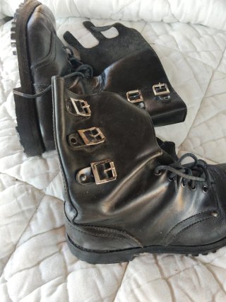 Botas militares negras con hebillas