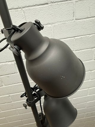 Lámpara de pie Ikea gris