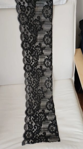 10 metri di pizzo nero elasticizzato