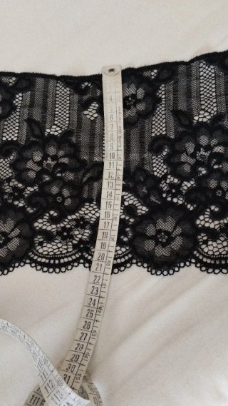 10 metri di pizzo nero elasticizzato