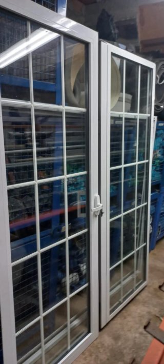Puerta aluminio cristal cámara