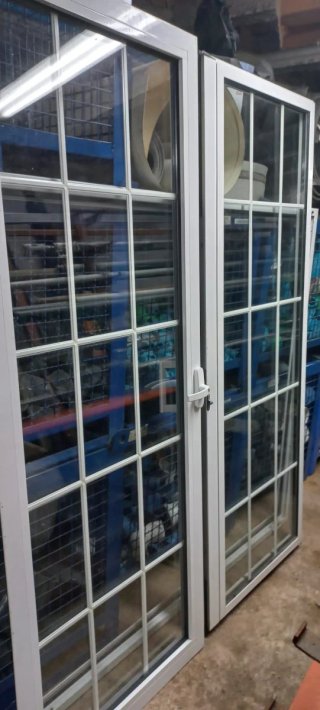 Puerta aluminio cristal cámara