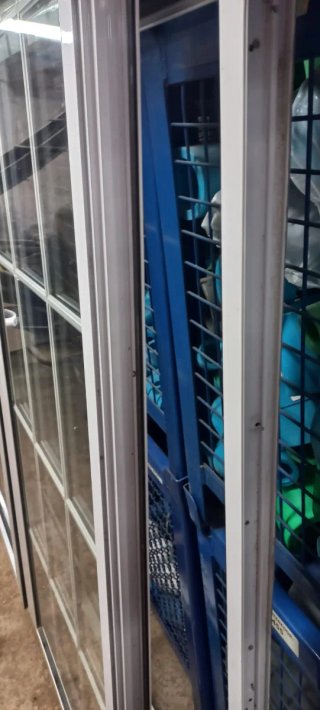 Puerta aluminio cristal cámara