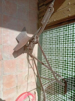 Arado vertedera para un solo animal   año 1963